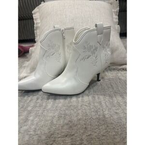 Cato Comfort  Ankle Boots Rodeo Cowgirl Women's Size 7M White Embroidered Heeled